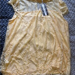 NWT Ultra Pink Lace cap sleeve Blouse in Soft Yellow